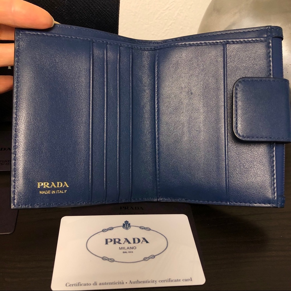 ⛔️SOLD⛔️ Prada Leather Wallet - Picture 4 of 8